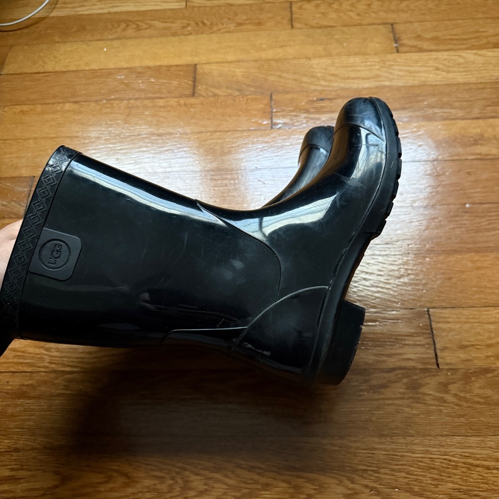Girls Waterproof Ugg Boots - Picture 5 of 7